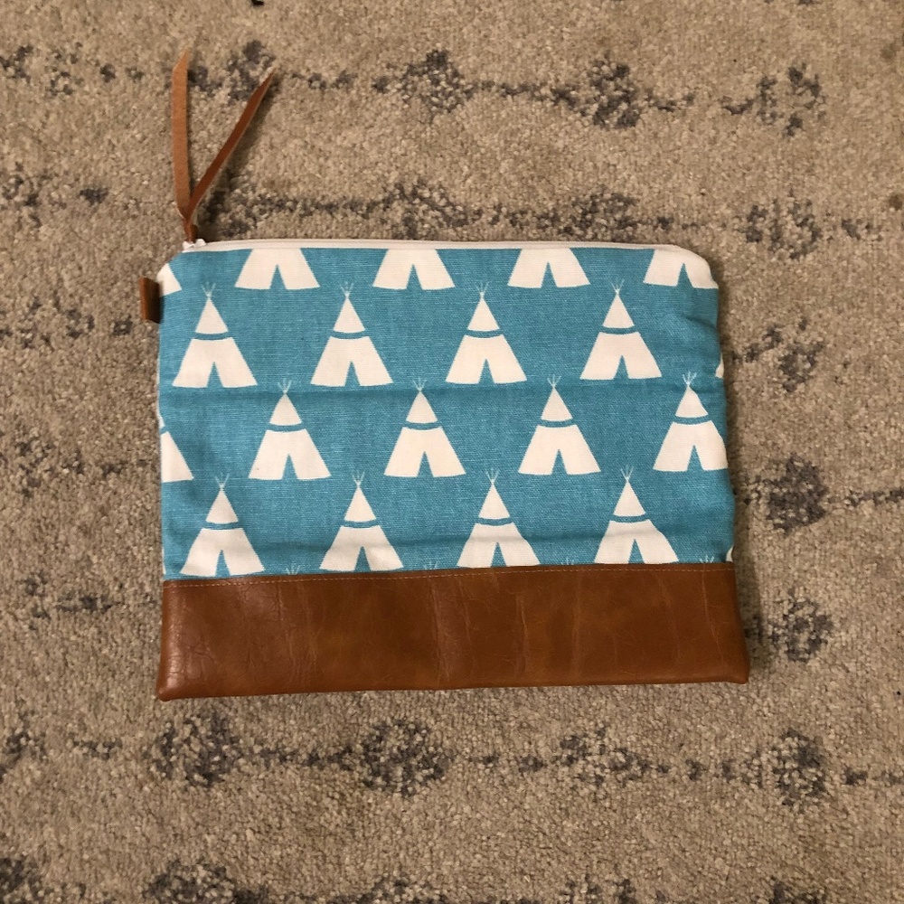 2nd Story Designs Zip-Up Clutch Bag